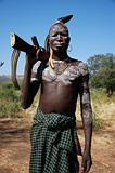 Ethiopia - Tribu etnia Mursi - 32 - Uomo con kalashnikov